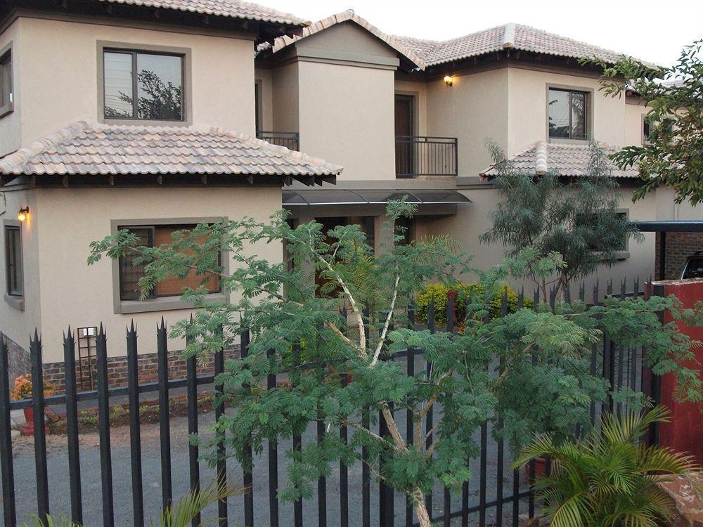 Meerkat Manor Komatipoort Bagian luar foto